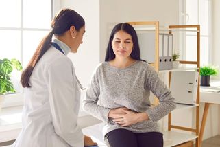 Bolí vás pravá strana břicha? Důvodem můžou být nejen zaražené větry, ale i akutní zánět ledvin - Proženy.cz